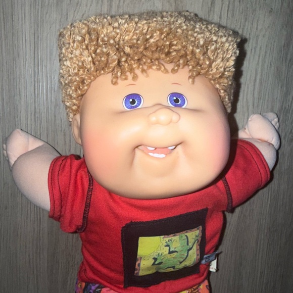 Vibrant Red Outfit Doll‎ with Patterned Shorts - Picture 2 of 7